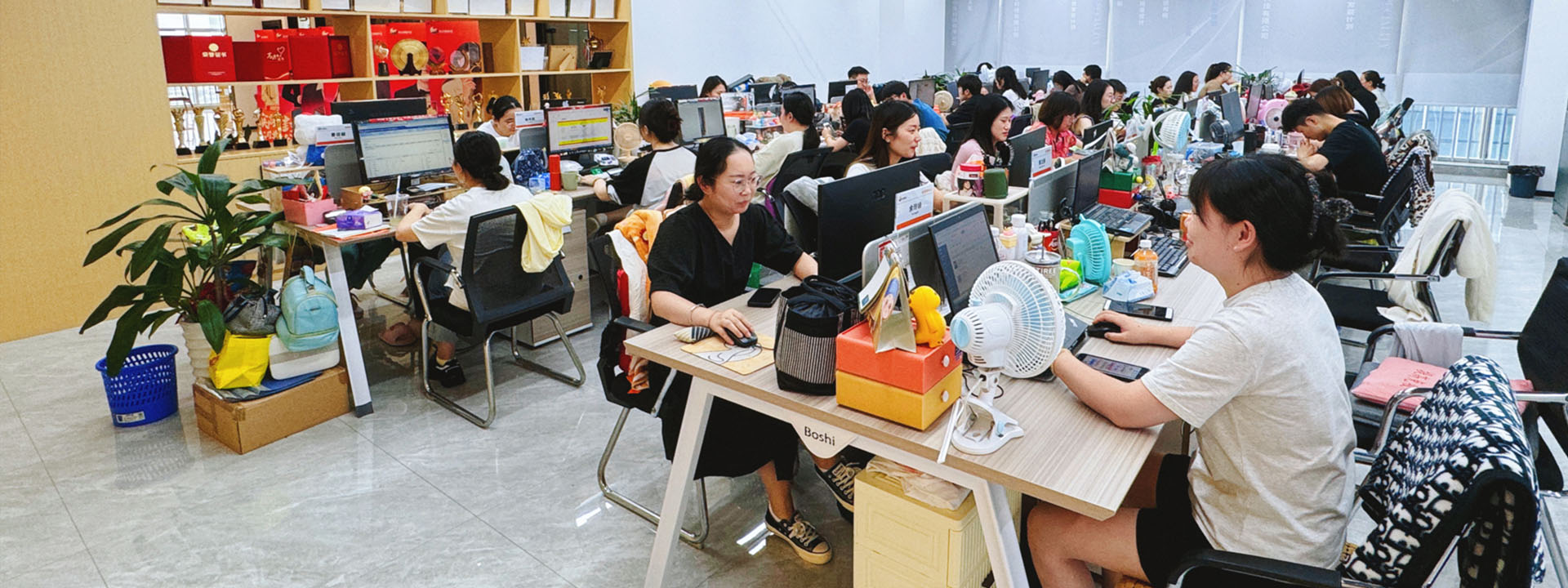 通過(guò)實(shí)戰(zhàn)案例教學(xué)，提高團(tuán)隊(duì)協(xié)作與執(zhí)行能力